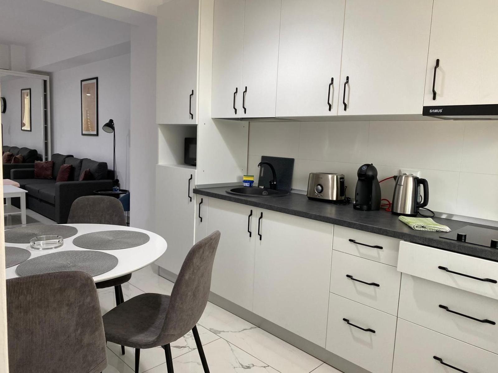 Lazar Towers Studios & Apartments Near Palas ยาช ภายนอก รูปภาพ